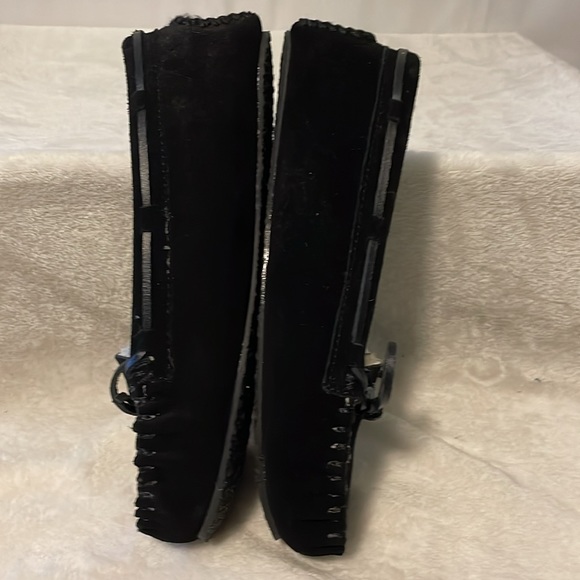 Minnetonka Black leather slippers Sz. 7M - Picture 4 of 16